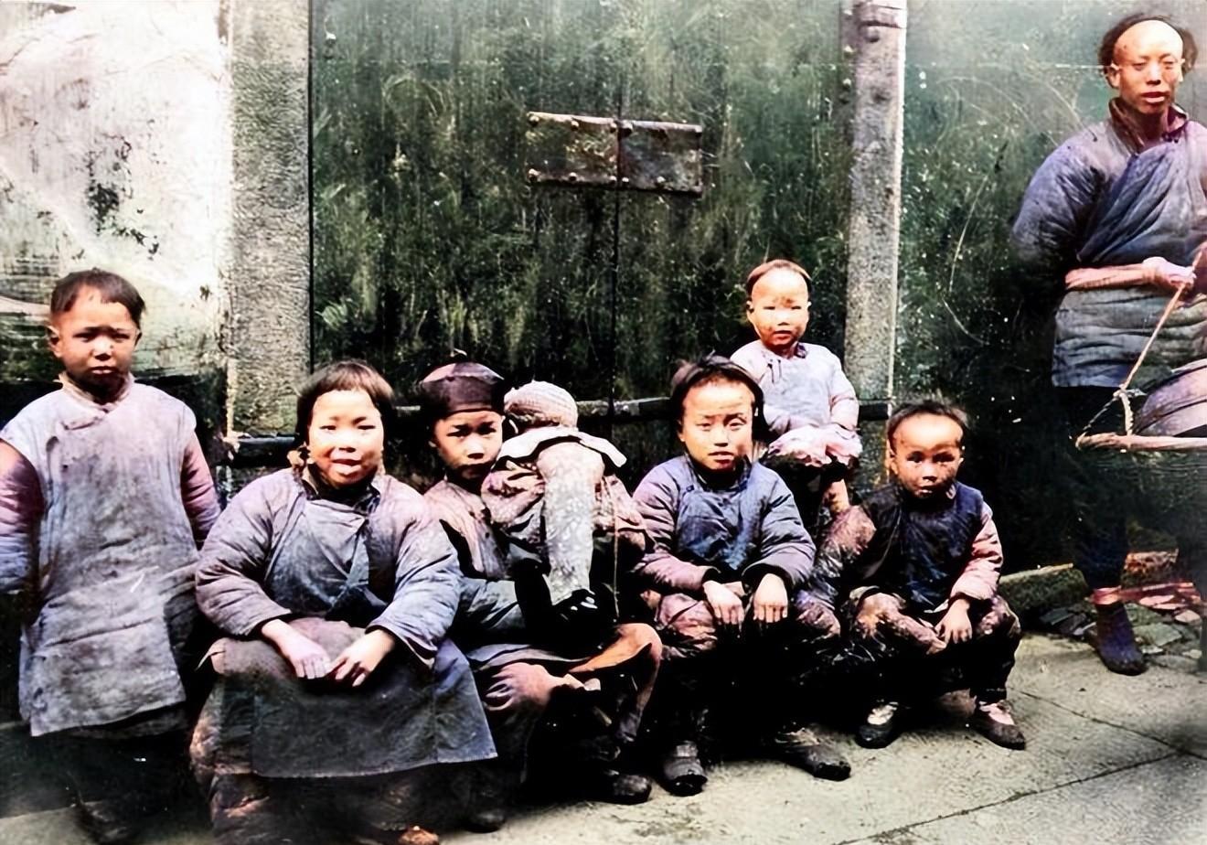 民国儿童老照片:有钱人锦衣玉食,穷人家玩泥巴,外出逃荒最可怜