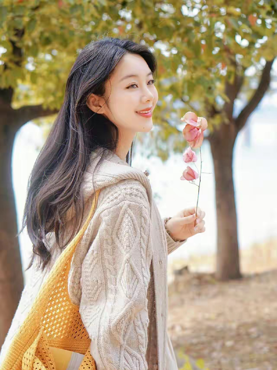 端庄大方的女人!她们的眼睛明亮而深邃,仿佛能洞察人心.