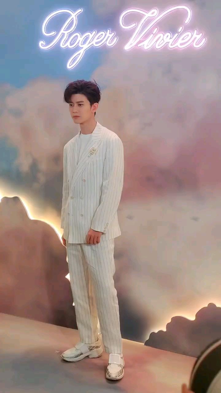 任嘉伦一身白色西装亮相rv品牌活动来感受一下国超的人气