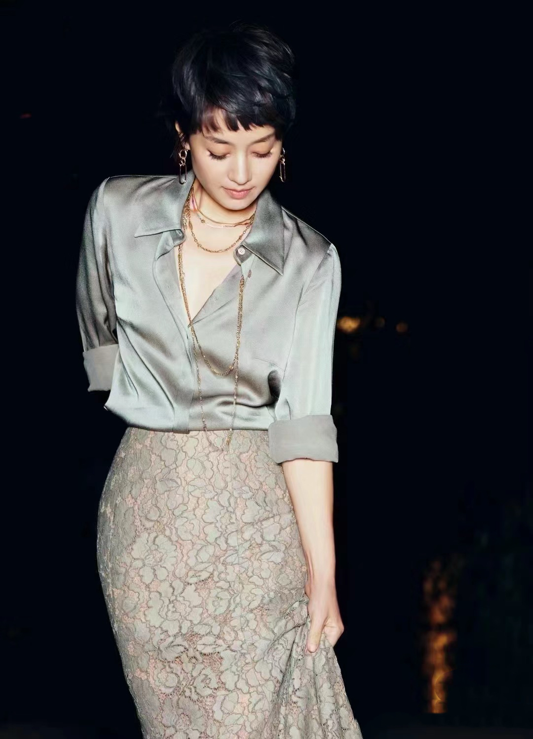 马伊琍又带火"极简风"穿搭,白色衬衫 牛仔裤,高级又洋气