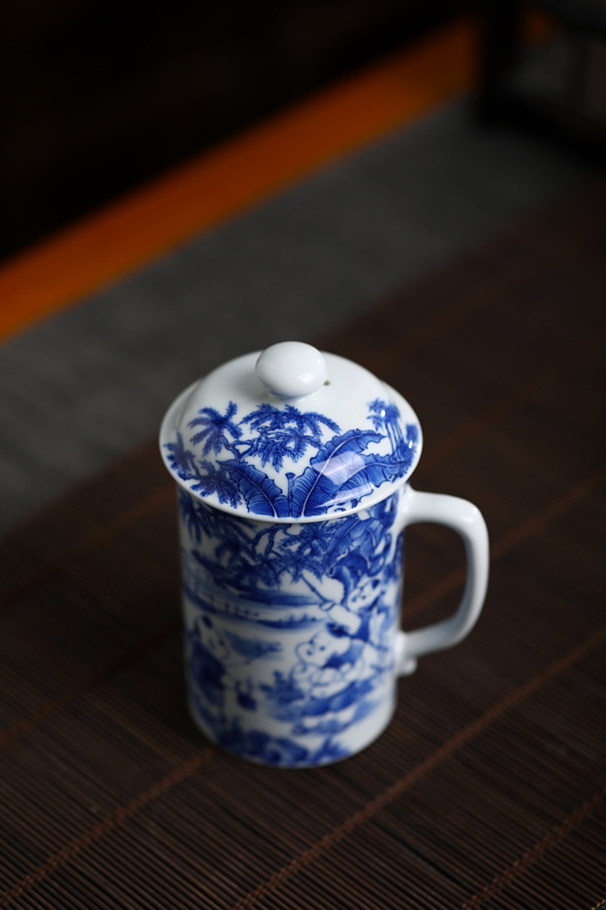 产地:景德镇 品牌:小桥窑 是否手绘:手绘 品名:青花五子婴戏图马克杯