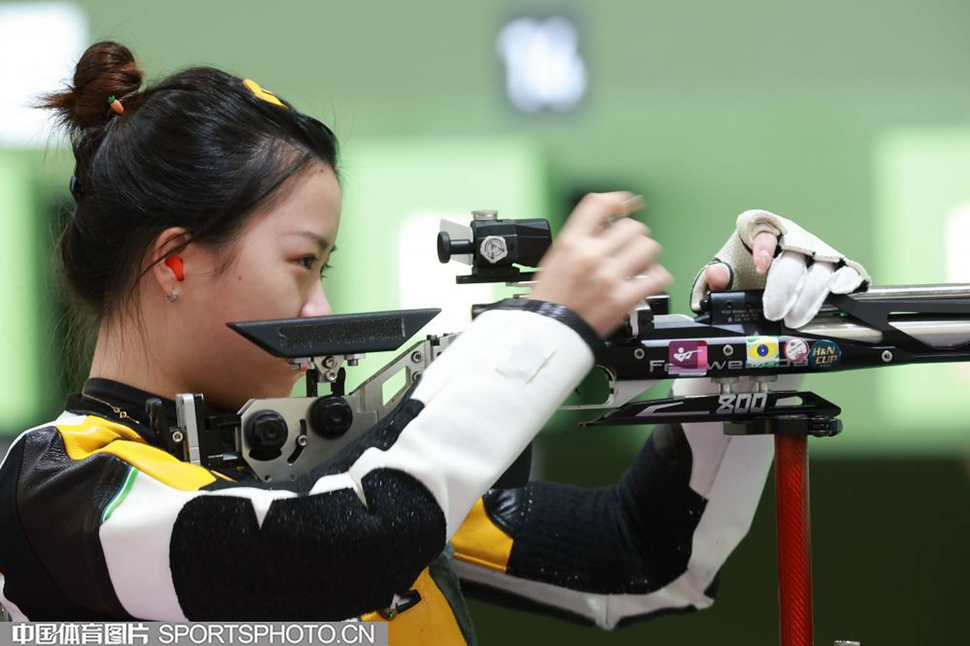 杨倩是中国射击运动员,曾在2020年东京奥运会上夺得首金,但她最近无缘