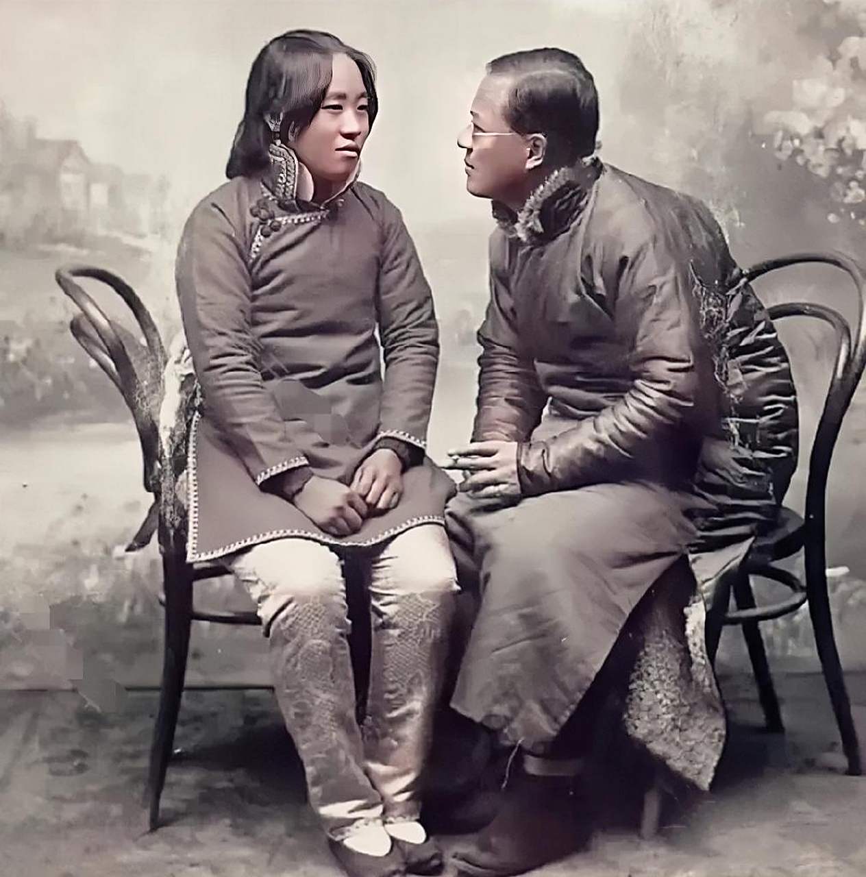 丈夫的头发梳理得油光可鉴,戴着眼镜,鼻梁挺拔,尽显文人气质