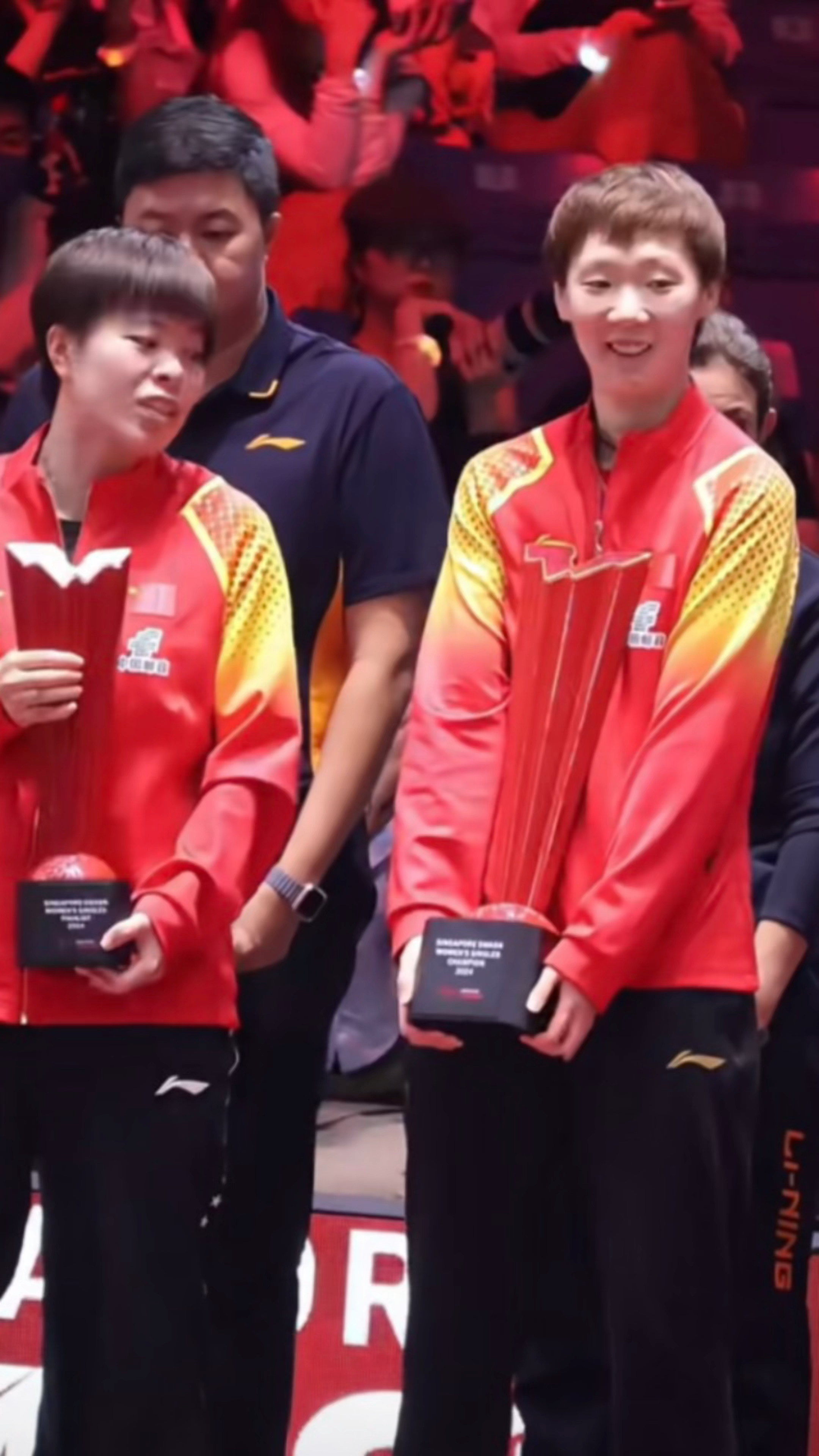 王曼昱夺冠众生相孙颖莎握手祝贺刘国梁拍胳膊被王艺迪逗笑