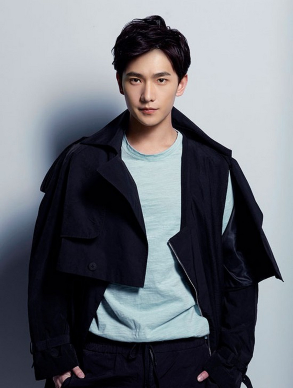 【杨洋拄拐现身医院】20日,杨洋拄着拐杖到医院就诊,经纪人贾士凯陪同