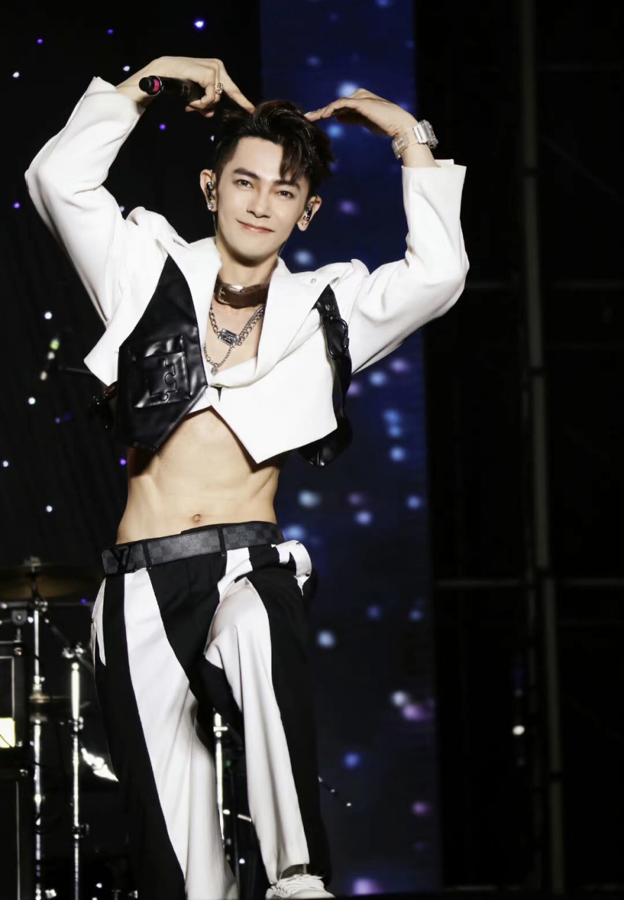 汪东城在演唱会上,律动的腹肌,完美的人鱼🧜线,白皙的皮肤,这身材这