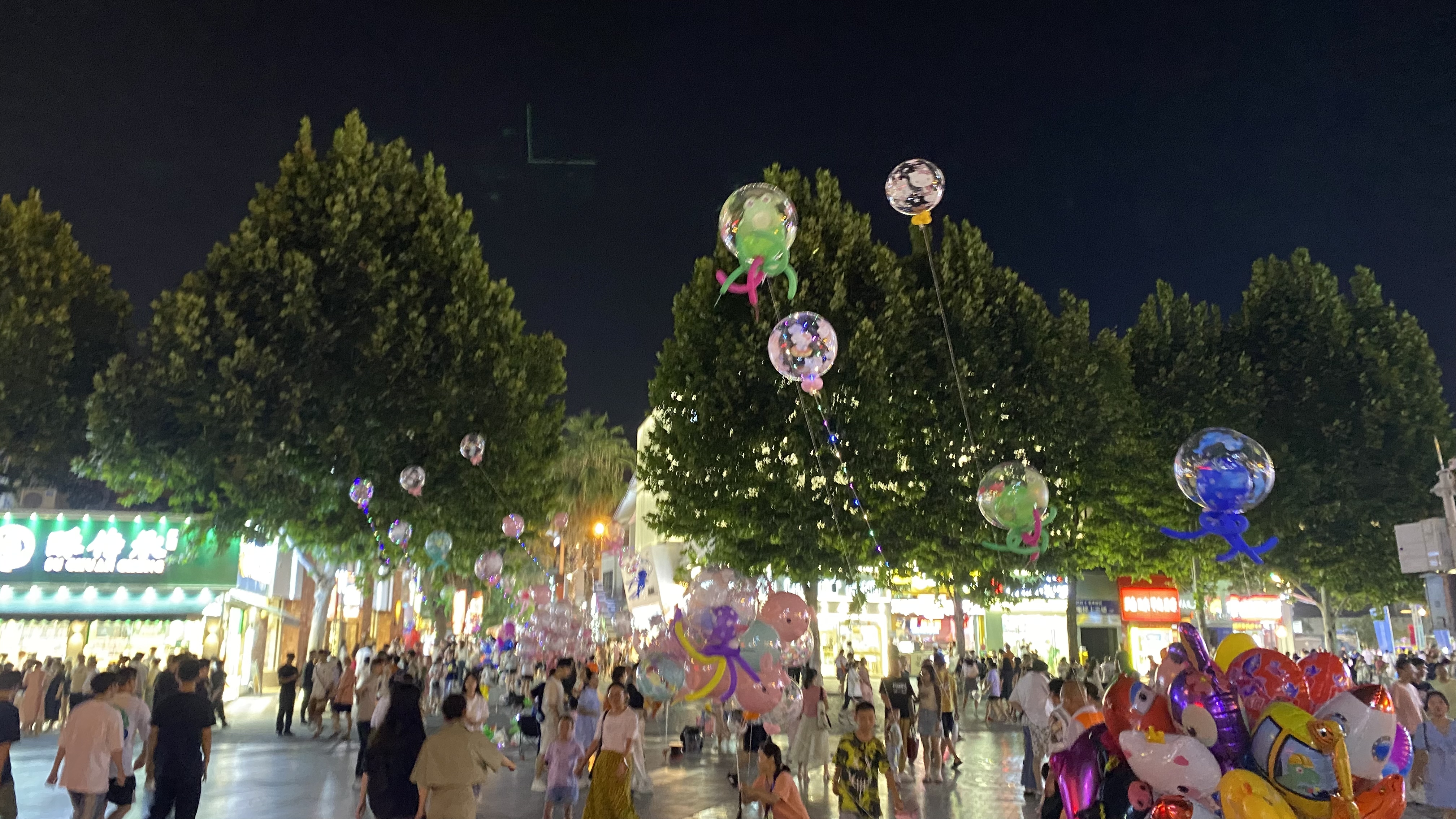 重庆大学城熙街,作为年轻人聚集的热门去处,融合了时尚,美食和文化,为