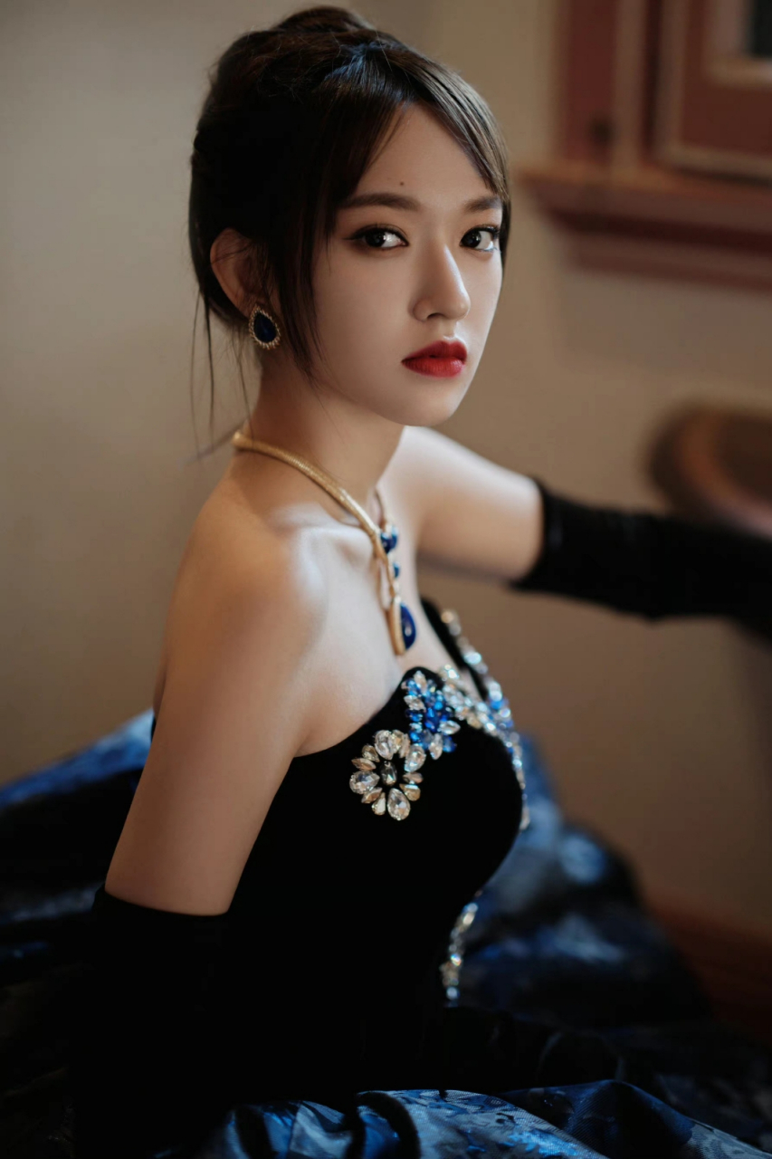 时尚女神程潇:深v抹胸蓬蓬裙写真大赏, 仙气飘飘女神范十足.