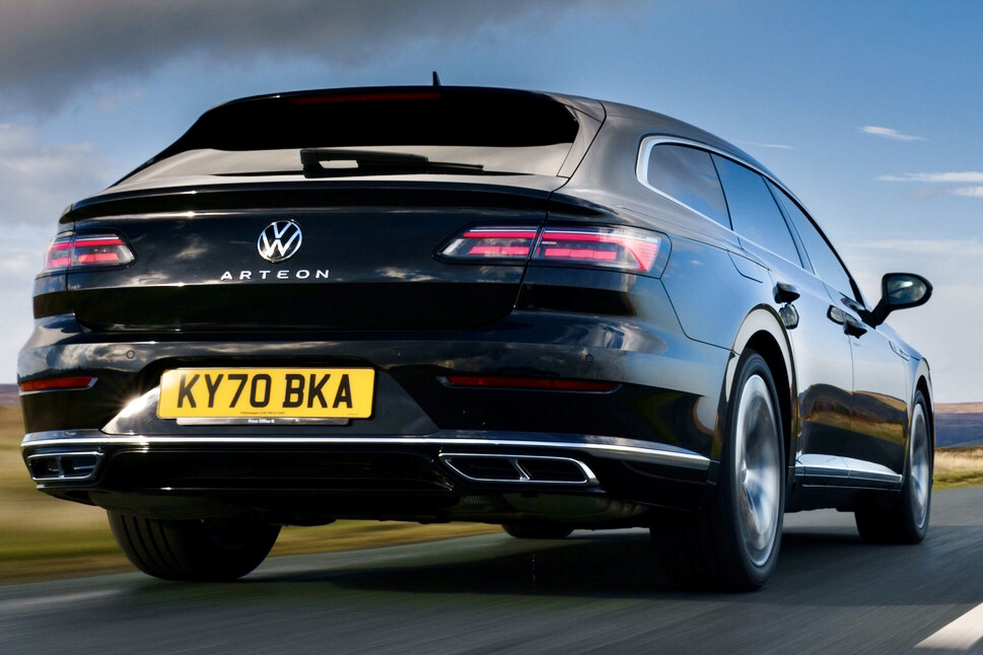 这款大众arteon车型外观和国内版的一汽大众cc猎装车一模一样,但是