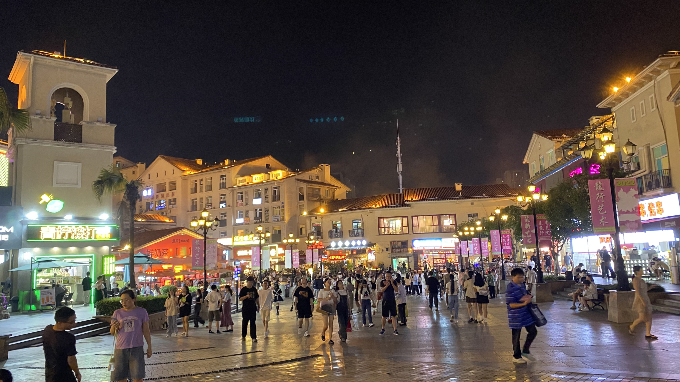 重庆大学城熙街,作为年轻人聚集的热门去处,融合了时尚,美食和文化,为