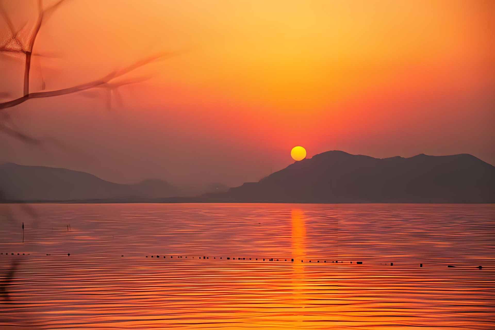 夕阳西下,晚霞如一幅绚丽的画卷在天空中展开.