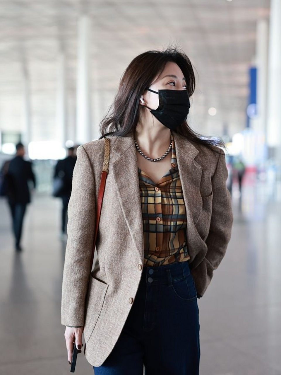 殷桃穿毛呢西装配阔腿裤,脖子上的项链很潮 殷桃机场街拍来了,她穿了