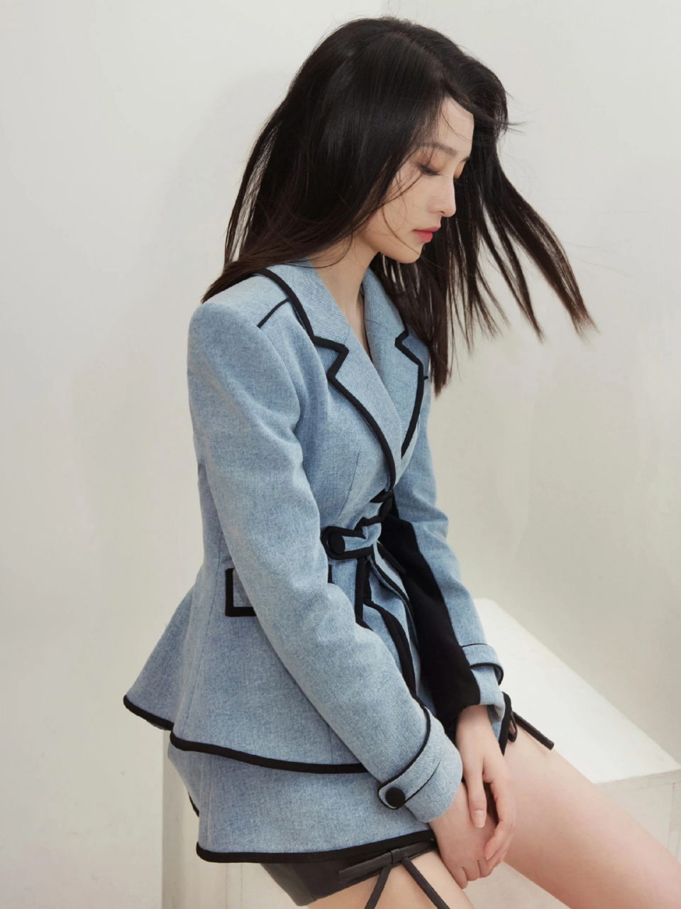 李沁蓝色西服穿搭  可甜可飒的女神味 利落短款的植发设计,自带几分