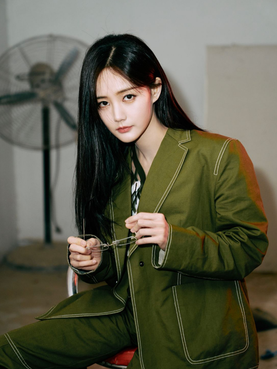 李一桐穿灰色上衣配牛仔喇叭裤 拽到我了 李一桐美图来了,她这套搭配