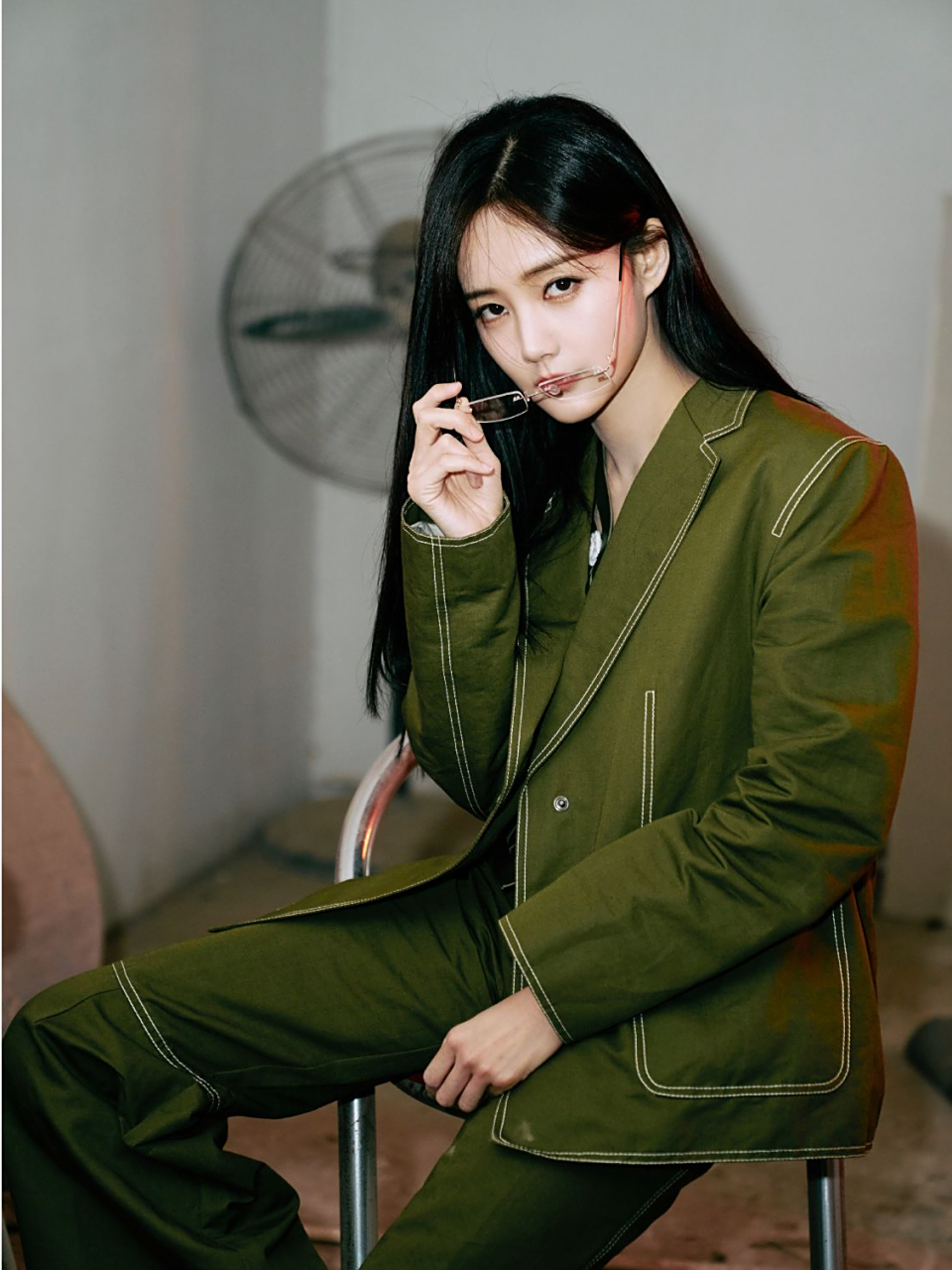 李一桐穿灰色上衣配牛仔喇叭裤 拽到我了 李一桐美图来了,她这套搭配