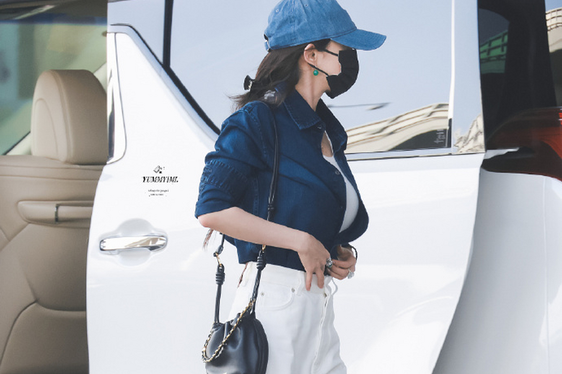 杨幂机场路透照惊艳,牛仔衬衫配高腰裤展露完美身材和时尚品味.