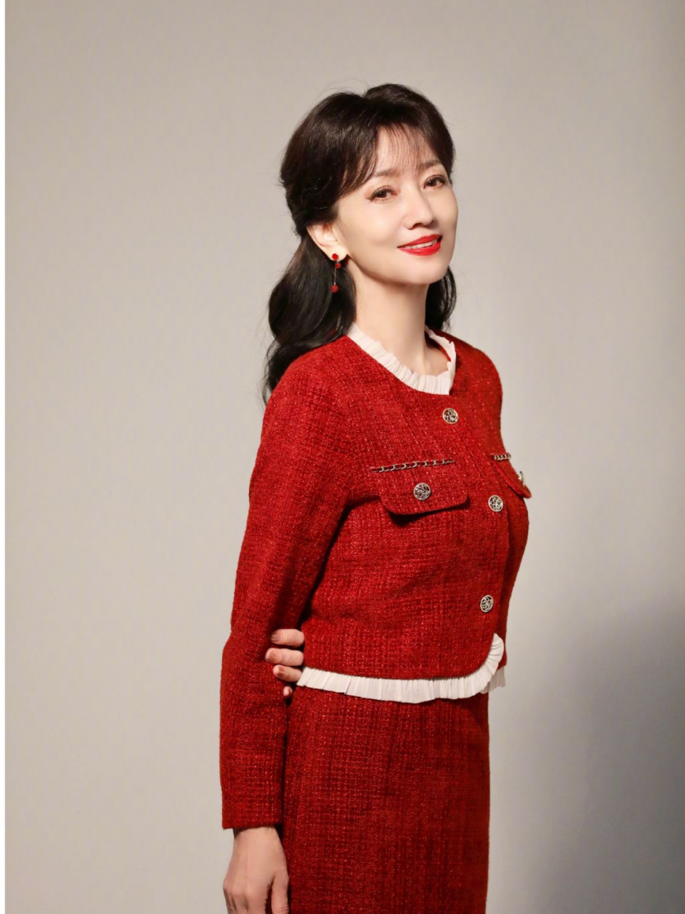 赵雅芝穿红色小香风外套,复古优雅 赵雅芝晒出一组美图,还是那么的