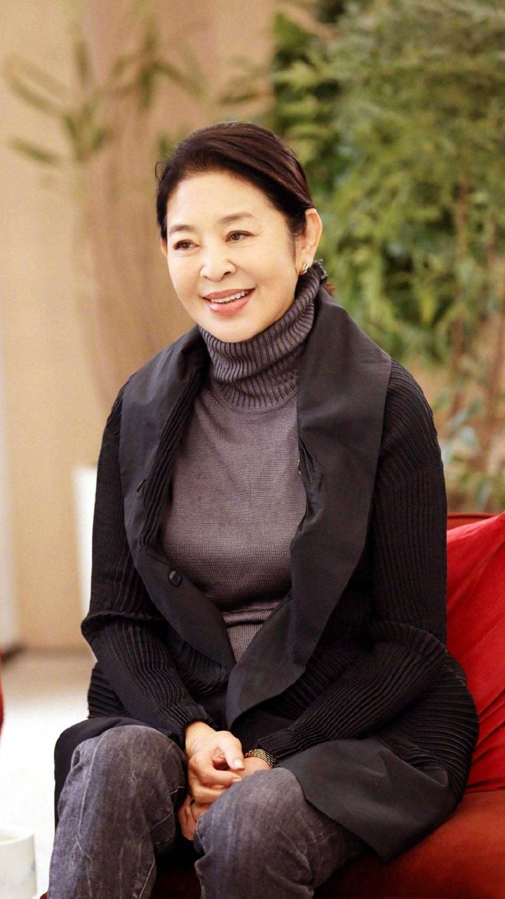 倪萍最近在直播间里爆出了一个大新闻:她成功减重40斤!