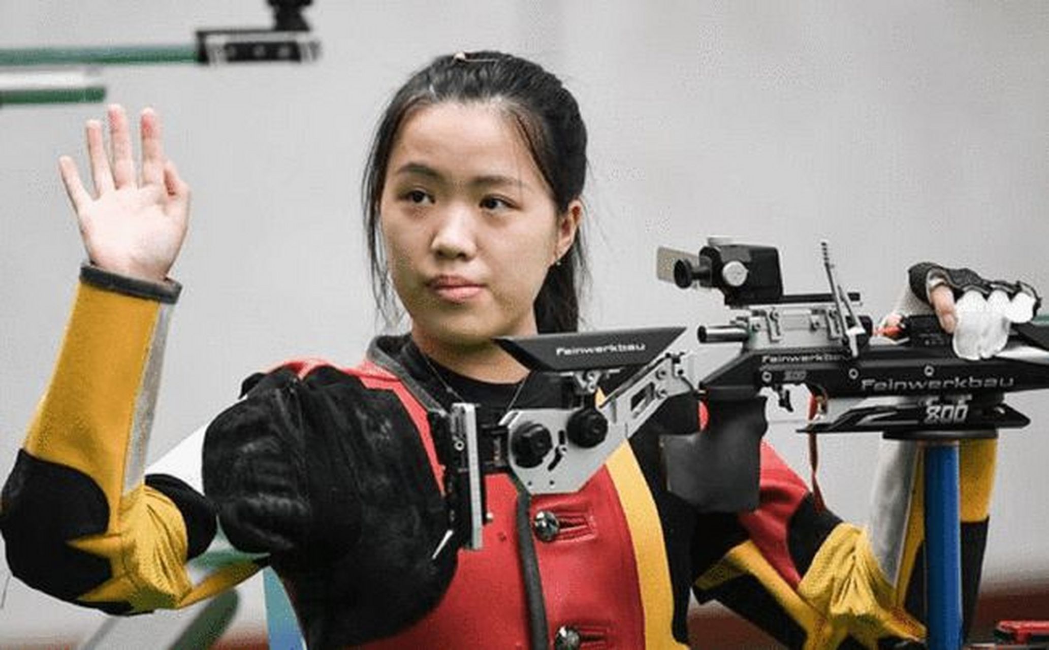 杨倩是中国射击运动员,曾在2020年东京奥运会上夺得首金,但她最近无缘