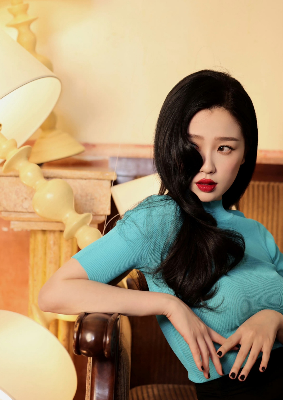 虞书欣蓝色紧身毛衣写真,这身材太有料了,饱满性感看的人鼻血直流!