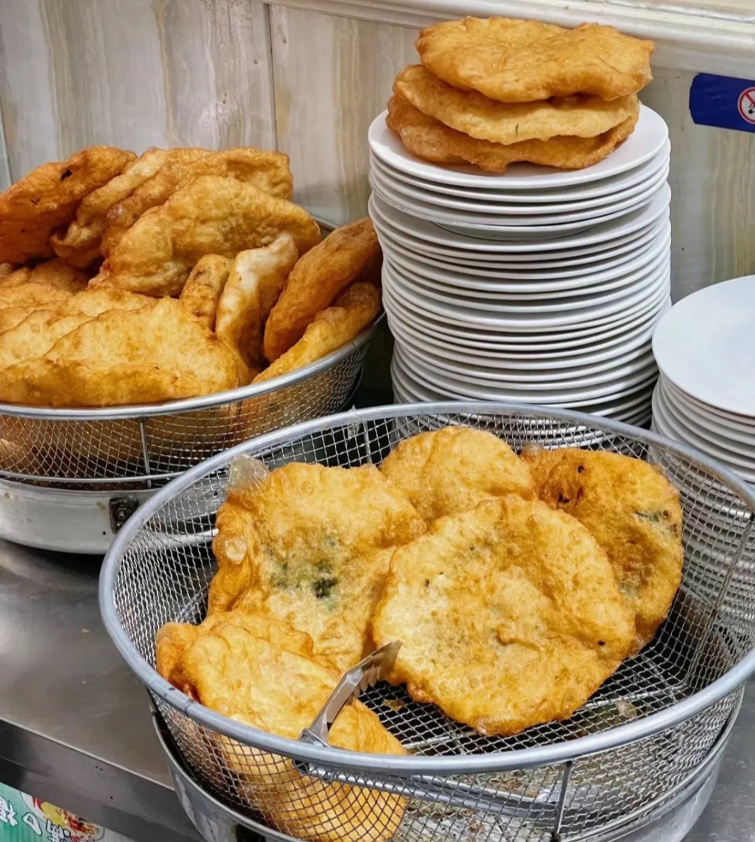 就这一碗咸香的老"甜沫",几个现炸的馅饼,哪天想吃都得去排队,图片里