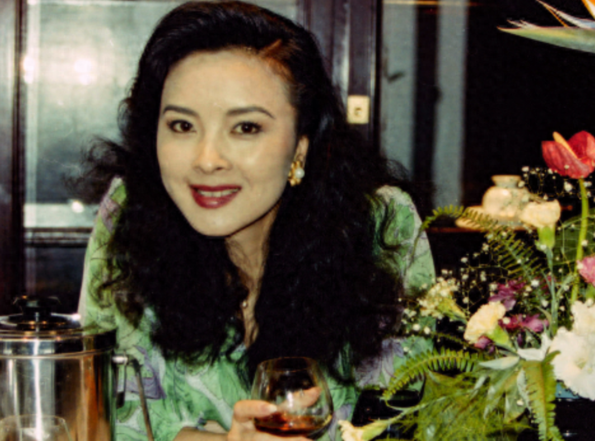 回顾周洁巅峰时放弃名利出国自费27万美元包机回国3天后离世