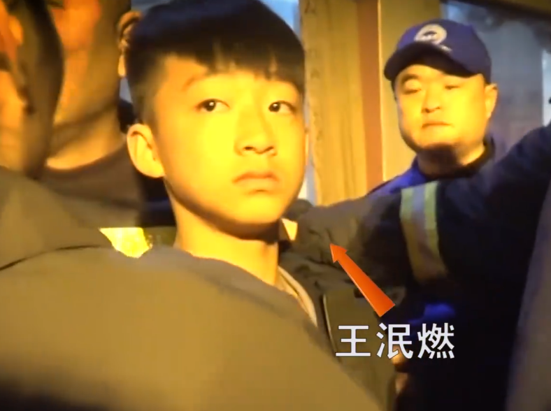 19年河南3岁女孩掉入深井15岁少年舍命救人女孩父亲下跪感谢