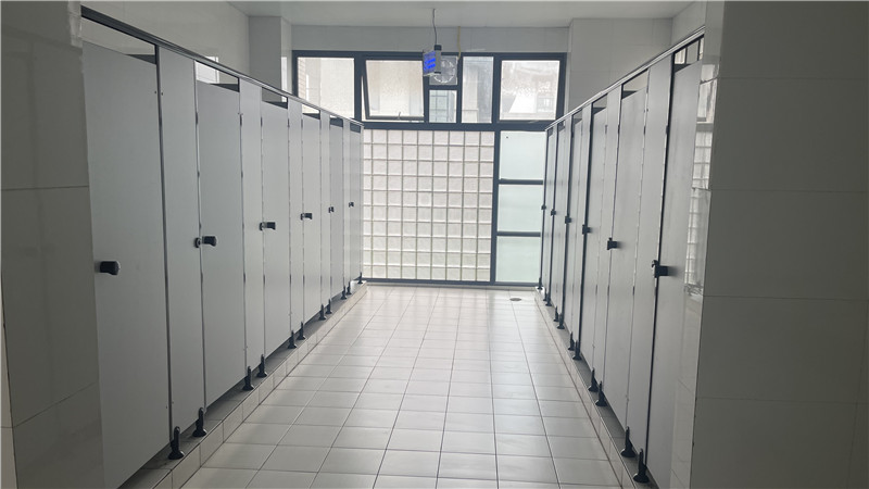 别的不说,区区10分钟的课间,除非老师不拖堂,学校厕所坑位足够的多