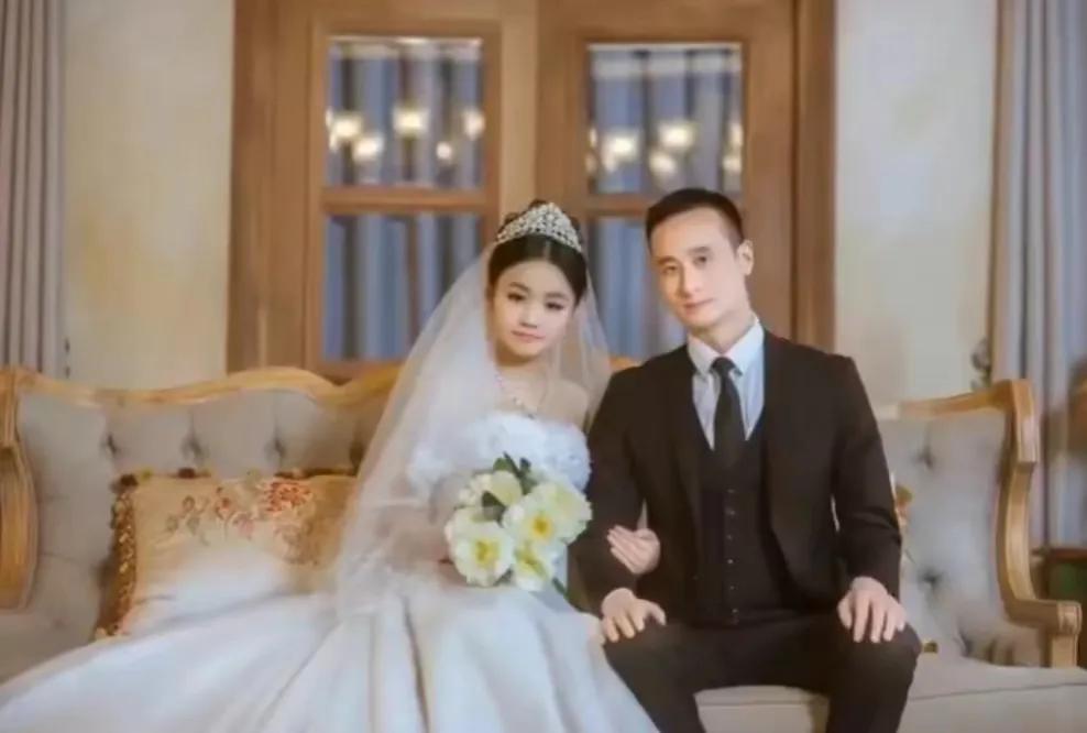 回顾姑娘陪丈夫抗白血病失败带俩娃嫁初恋前公公还给她送戒指