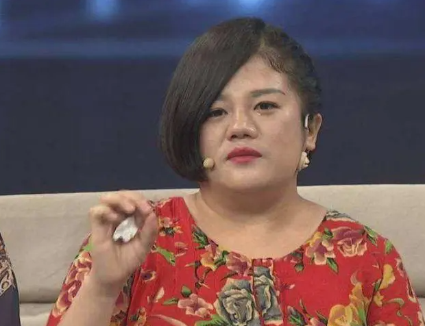回顾山楂妹刚出生被抛弃养父母借债将她养大走红后父母来认亲