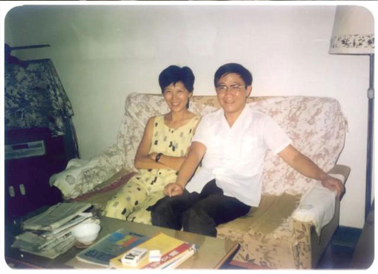 2000年,梁左把女儿梁青儿送到了外国读书,让妻子陪同,他则自己在家搞