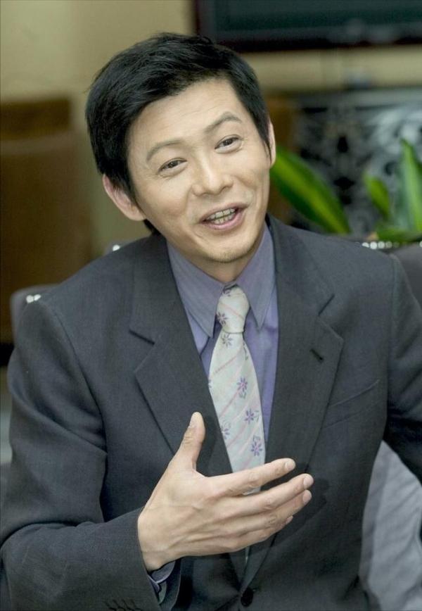 回顾央视一哥程前离婚后和董卿同居5年他的身世比婚姻还曲折