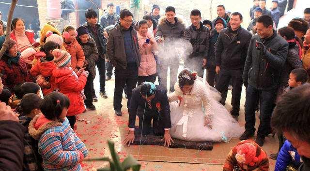 儿子梁向东到了适婚年龄,梁玉西便让其与宜阳县石陵乡的一户人家订了