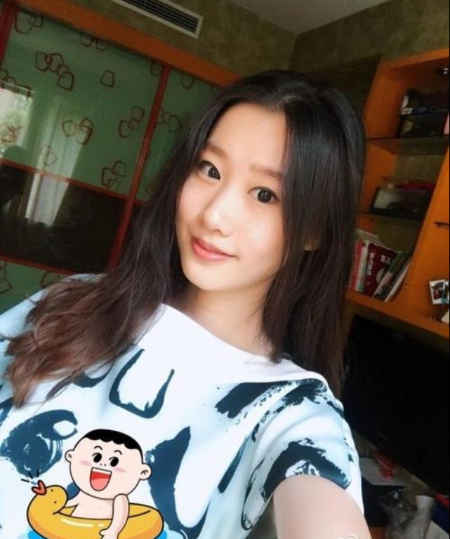 那时候的黄一惠很腼腆,但是眼神里的爱意却藏不住,她看着巩天阔甜蜜地