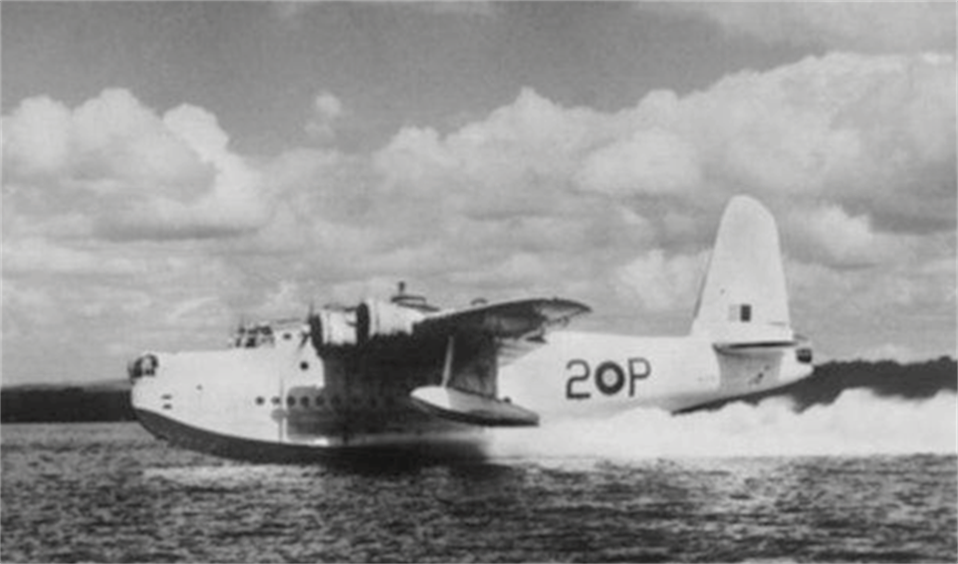 一架隶属于英国国泰航空公司的dc-4型号客机从新加坡出发,在飞机抵达