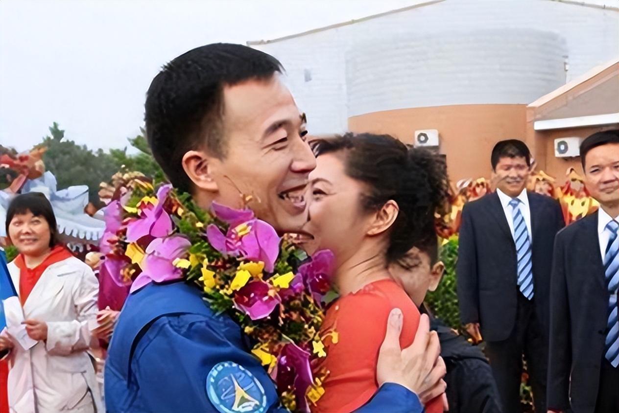 回顾景海鹏四次上太空创造历史妻子张萍曾给他写过太空情书