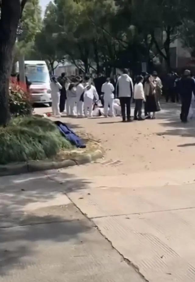 令人发指!台州高校车辆冲撞行人揭秘:肇事者是20岁在校大学生