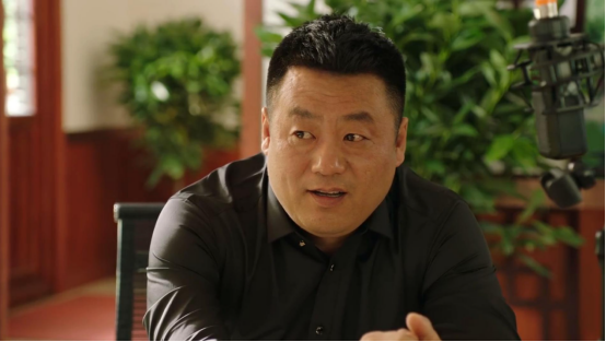 宋晓峰的表演很精彩,赵本山一眼就看中了他,于是就让助理要来了他的