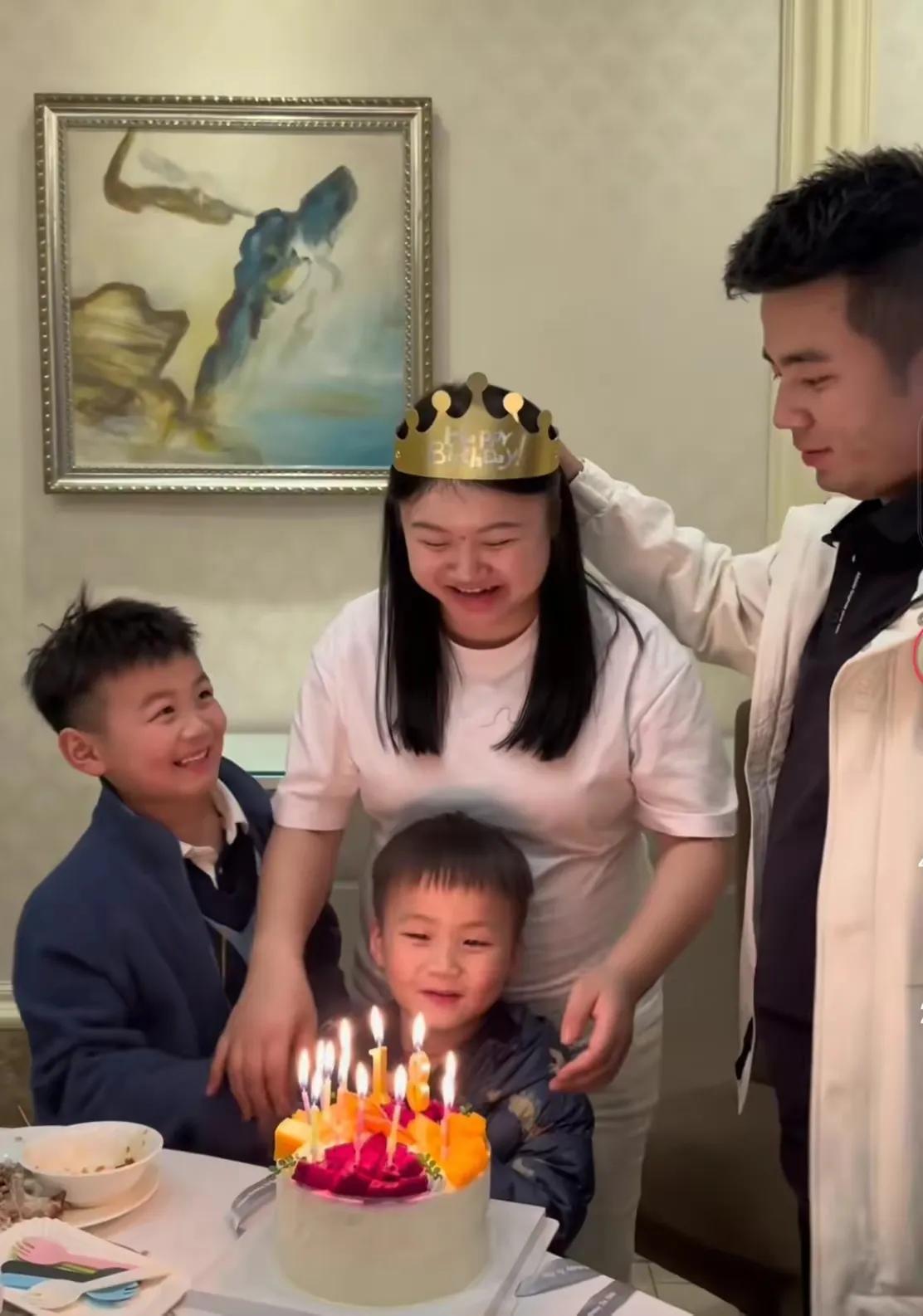 算下来李杰和花花分手已经快9年了,李杰本人成熟了许多,也在忙活自己