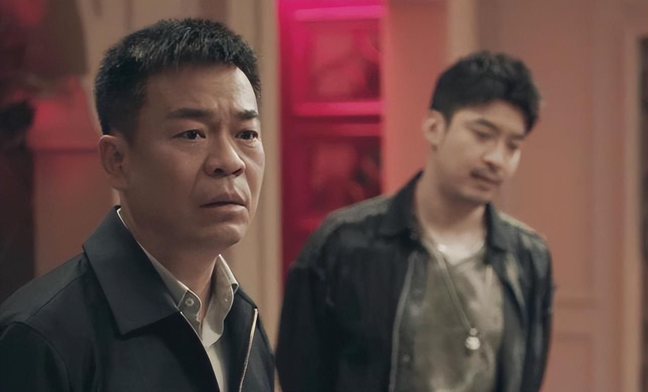 张嘉译的妻子王海燕和孙浩是从小一起玩大的发小,关系还十分好,后来