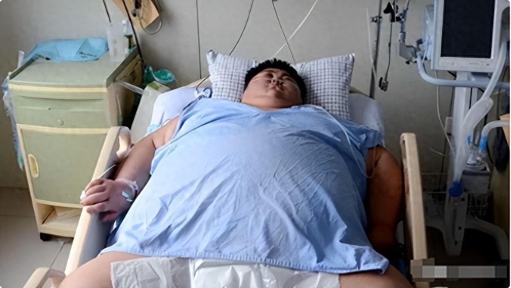 回顾300斤的14岁男孩一顿饭吃18包泡面去世前哭着说想减肥