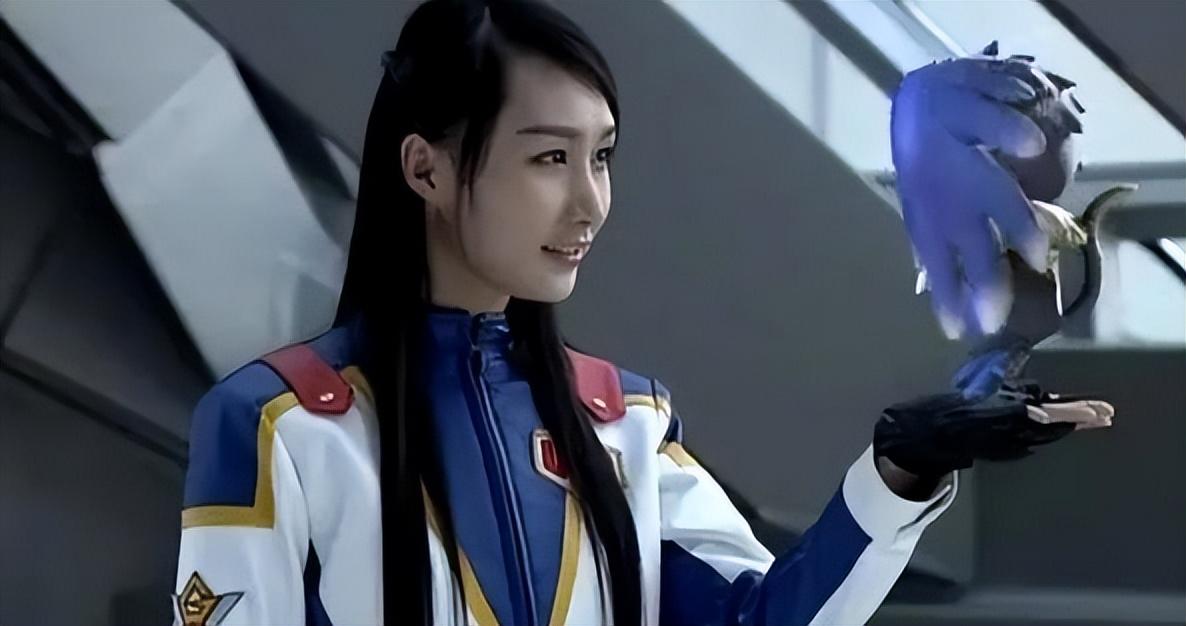 2008年,翟煦飞凭借《金甲战士》中北极雪一角荣登影视新星,而雷佳音