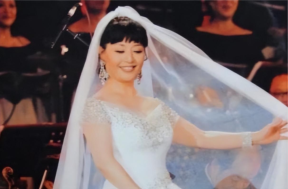 回顾殷秀梅结婚时就想离婚二婚被法国老公捧手心66岁无儿无女