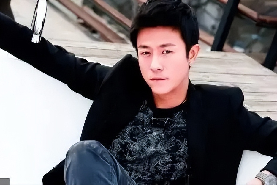 亲妈是制作人干妈是导演20年都捧不红的他却在改名后火了