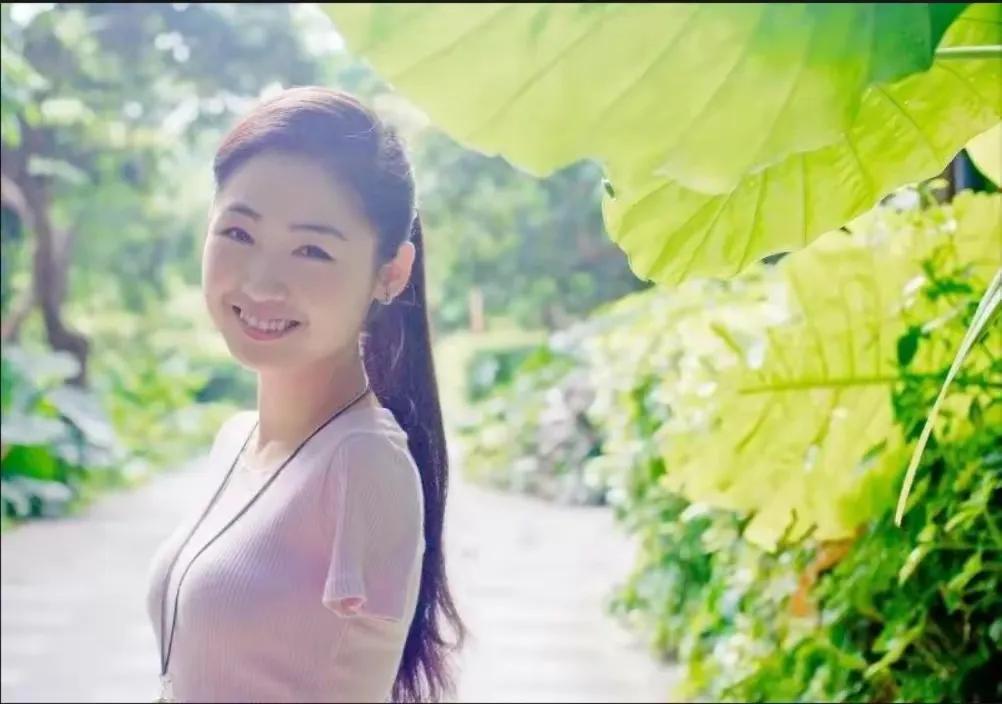 回顾陕西女孩杨佩8岁失去双臂一度靠乞讨为生最后逆袭为大老板