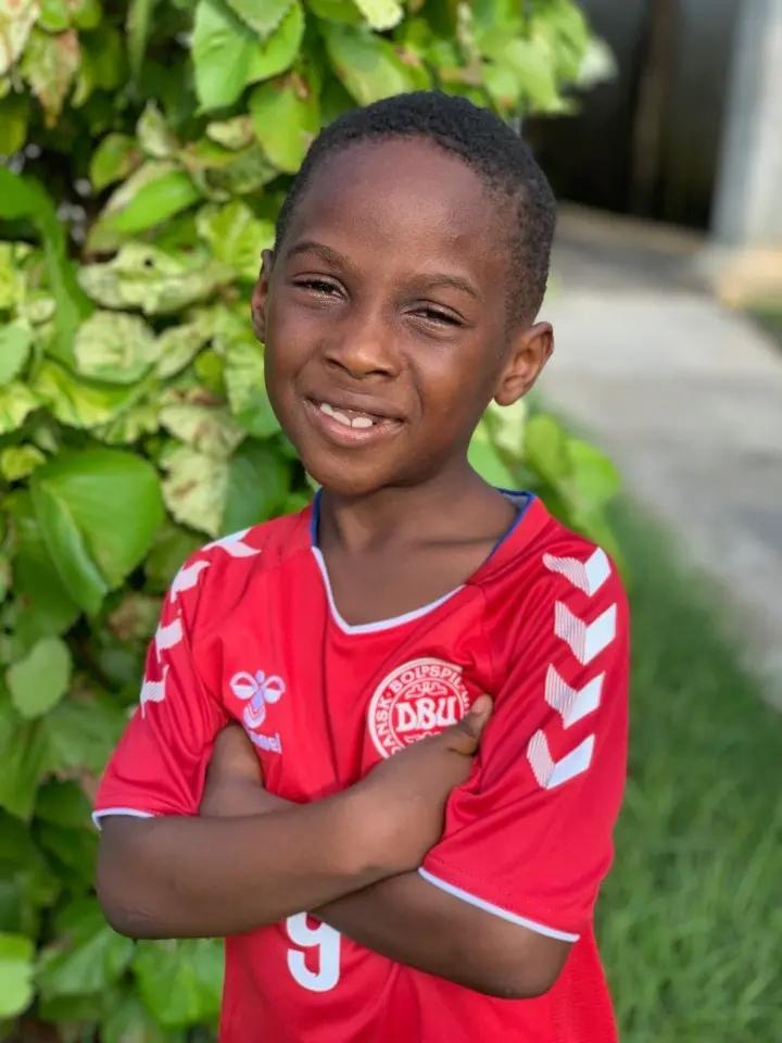 2016年那个被白人美女喂水喝的非洲小男孩如今怎么样了