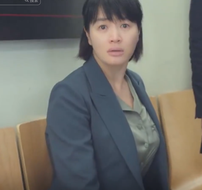 荒唐的理由却导致一个小孩被砸中当场身亡,而男孩的母亲是法官沈恩熙