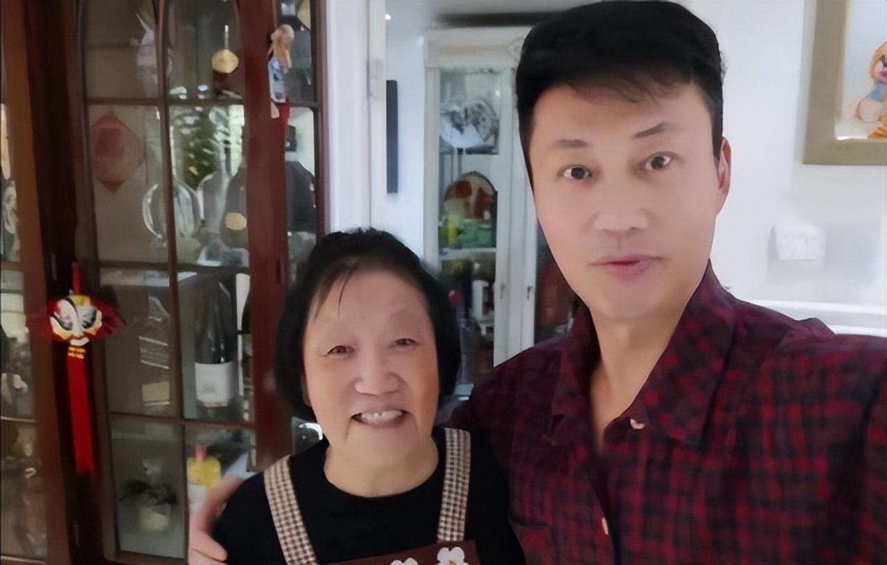 回顾离婚7年耿为华和小14岁前妻郑佳的境遇生活差距太大