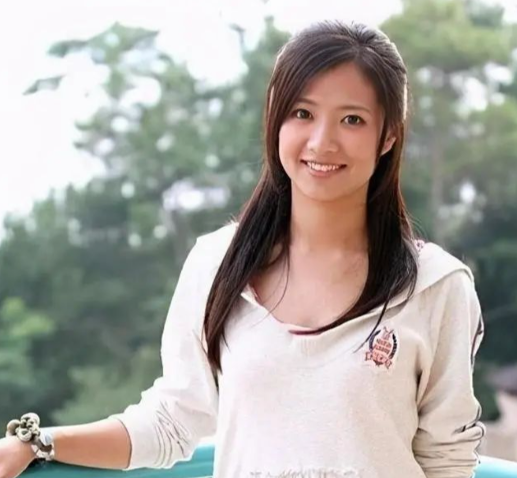 在吴凯新承诺改过自新和写下婚姻保证书之后,沈丽君觉得或许这个家