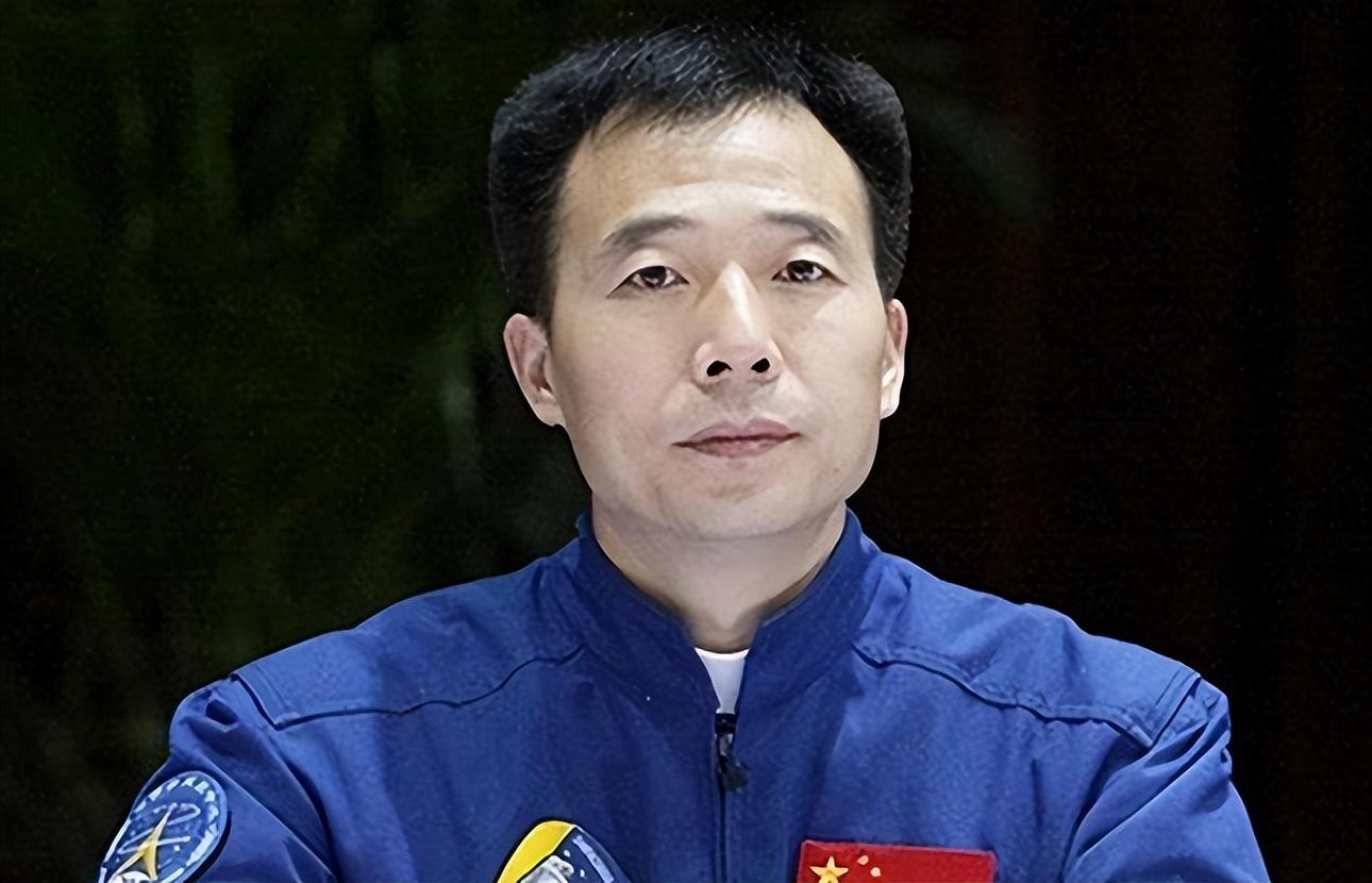 回顾:景海鹏四次上太空创造历史,妻子张萍曾给他写过"太空情书"